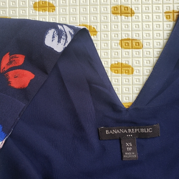 Banana Republic floral blouse tank top - Picture 2 of 3